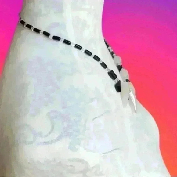 Vintage Black  and white necklace - Picture 3 of 7